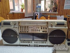 винтидж двукасетъчен радиокасетофон (boombox) модел Sharp GF-575Z.