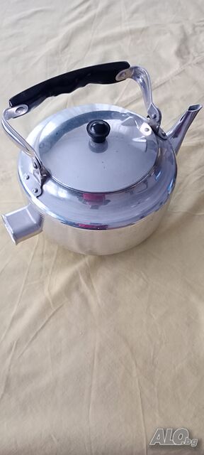 Продавам стар електрически чайник