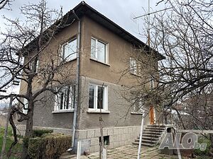 етаж от къща Нови Искър до общината