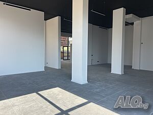 Просторно кафе с голяма тераса под наем