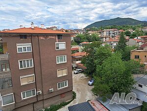 Продавам двустаен монолит с таван и изба в центъра на Асеновград