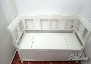 Бяла пейка с ракла за съхранение