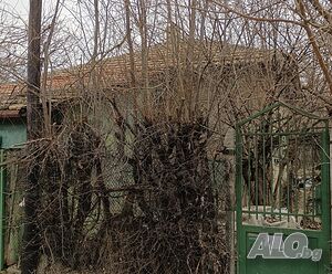 Продава парцел с къща в гр. Търговище