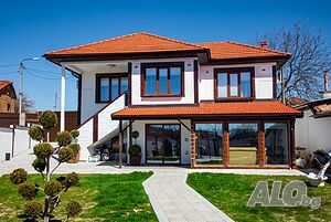 Просторна двуетажна къща с двор, гараж и джакузи - готова за нанасяне!