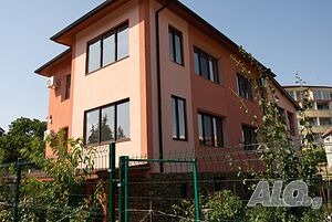 Продавам първи етаж от къща ( апартамент )