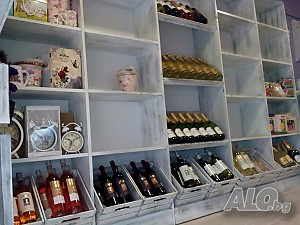 Стелажи и мебели за заведения и магазини