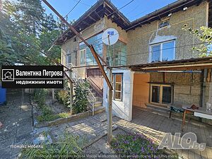 продава къща