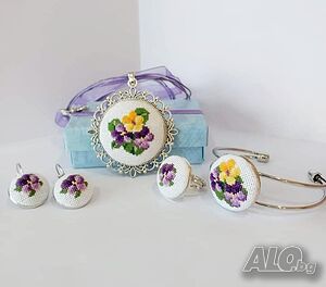 Дамски бижута с ръчна бродерия