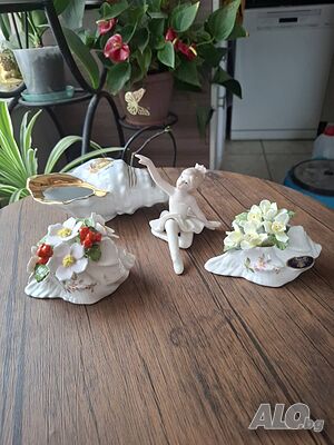 Различни порцеланови цветя