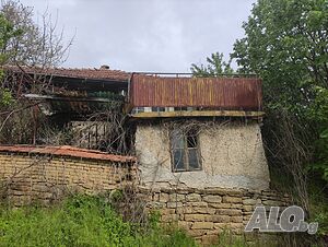 Продавам дворно място с къща и стопански постройки