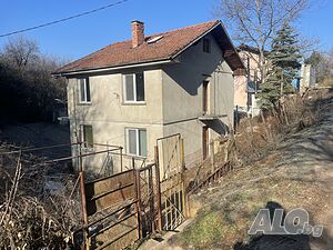 Продавам Вила