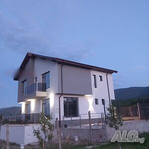 Продава нова монолитна къща с три спални готова за обзавеждане с. Брестник