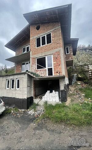 Триетажна къща, с. Момчиловци