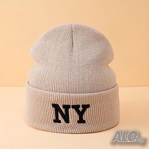 Нова зимна шапка с логото NEW YORK в бежов цвят
