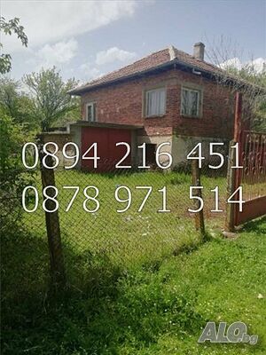 Двуетажна стара тухлена къща 80м2 с голям двор 6000м2 в с. Кръстевич