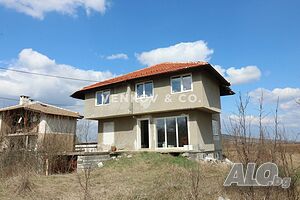 Масивна къща с нов покрив на 30мин. от София!