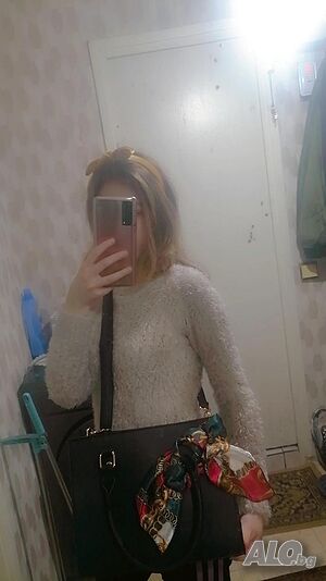 Елегантна черна дамска чанта с цветен шал