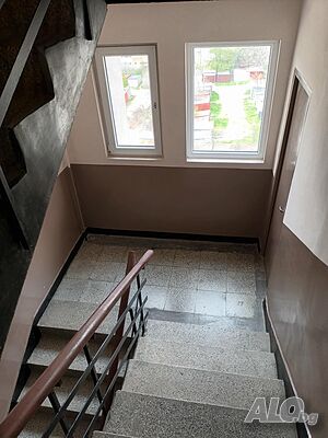 Гарсонера с две отделни стаи в саниран блок в кв. Сини камъни