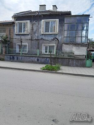 Двуетажна къща в Средец
