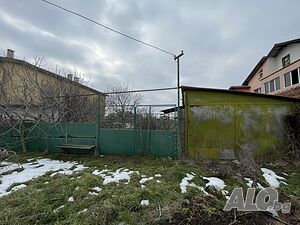 Парцел на комуникативно място