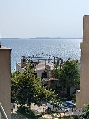 Обзаведен двустаен апартамент с гледка море на първа линия