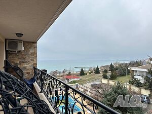 Двустаен апартамент с гледка море в к-с „Рич 3“, Първа линия