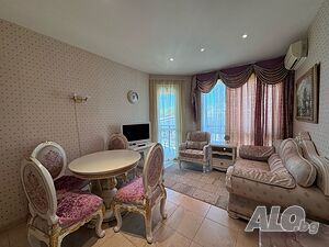 Луксозен двустаен апартамент с гледка море, Първа линия
