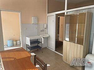 Лекарски кабинет с две отделни помещения под наем