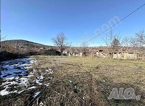 Парцел в село Самоводене с постройки