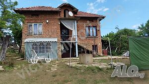 Двуетажна, здрава къща находяща се в с. Вишовград!