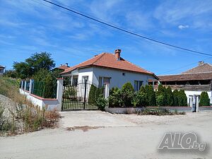 Две къщи с гараж и двор в с. Новоселци