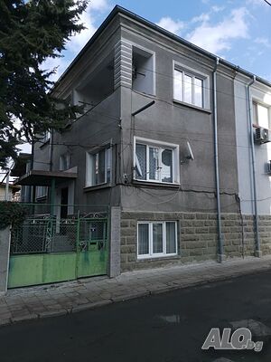 Частно лице продава къща в град Айтос. Близо до поликлиника и до ЖП гара.