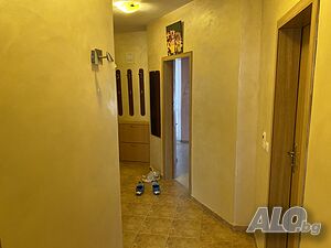 Продавам двустаен апартамент в Лазур