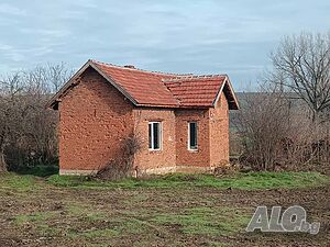 Еднофамилна къща с двор в с. Алтимир, обл. Враца