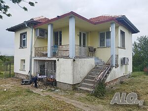 Масивна двуетажна къща с 2 спални в Тенево, област Ямбол