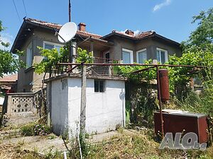 Двуетажна къща с красива панорама и голям двор от 2133 кв.м за продажба в село Лесово