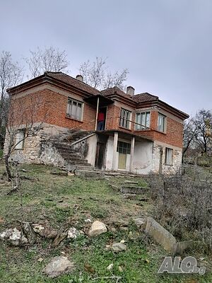 Масивна двуетажна къща за продажба в село Лесово
