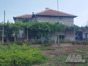 Масивна двуетажна къща за продажба в село Синапово