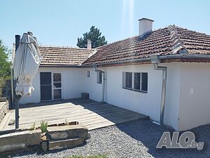 Продава се едноетажна реновирана къща в село Синапово