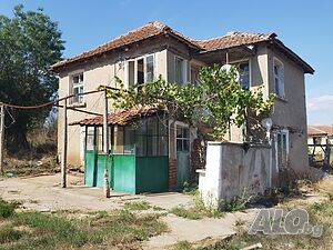 Масивна двуетажна къща с парцел от 1268 кв.м в село Шарково