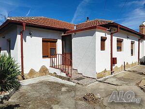 Едноетажна реновирана и обзаведена къща за продажба в село Синапово.