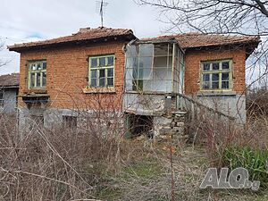 Двуетажна къща на 15 минути от град Елхово