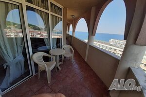 Двустаен с морска панорама на първа линия в Елените