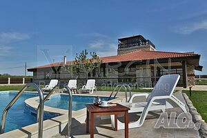 Триетажна 568 кв.м РЗП 3385 кв.м двор
