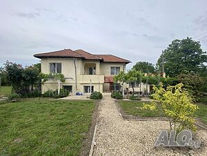 Двуетажна къща 144 кв.м РЗП 1350 кв.м двор
