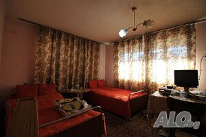Масивна двуетажна къща с двор в Шивачево