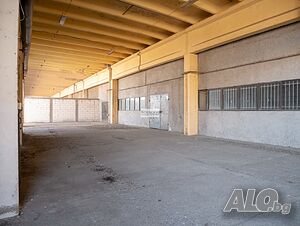 Продава се сграда със складови помещения и товарна рампа