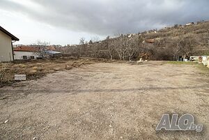 Продава се парцел за строеж в м. Среди дол