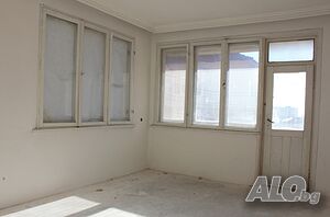 Етаж от масивна къща с двор