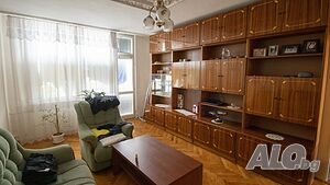 Продава тристаен апартамент зад Холивуд